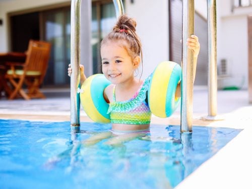 Як навчити дитину плавати