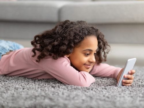 Дитина сидить у соцмережах