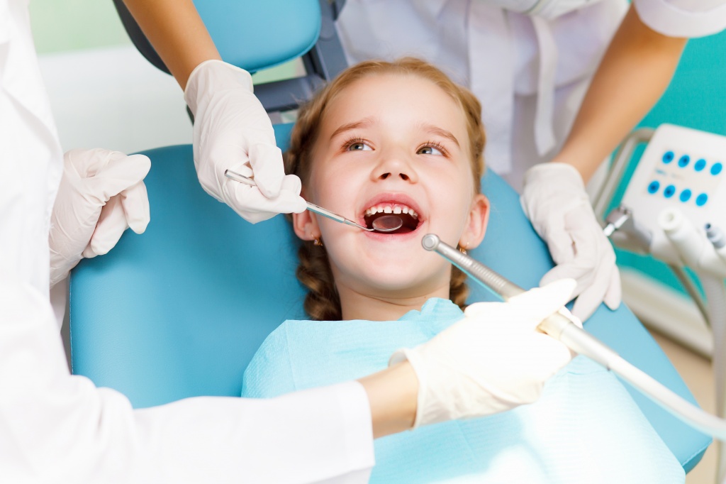 Девочка на приеме у детского стоматолога