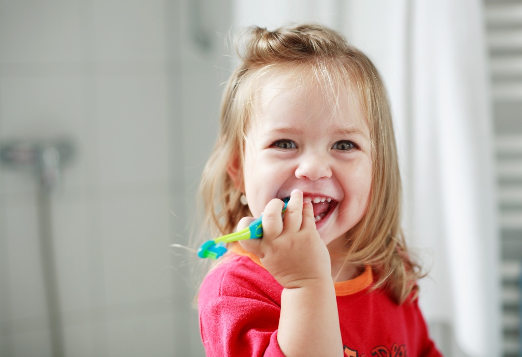 Маленькая девочка с зубной щеткой