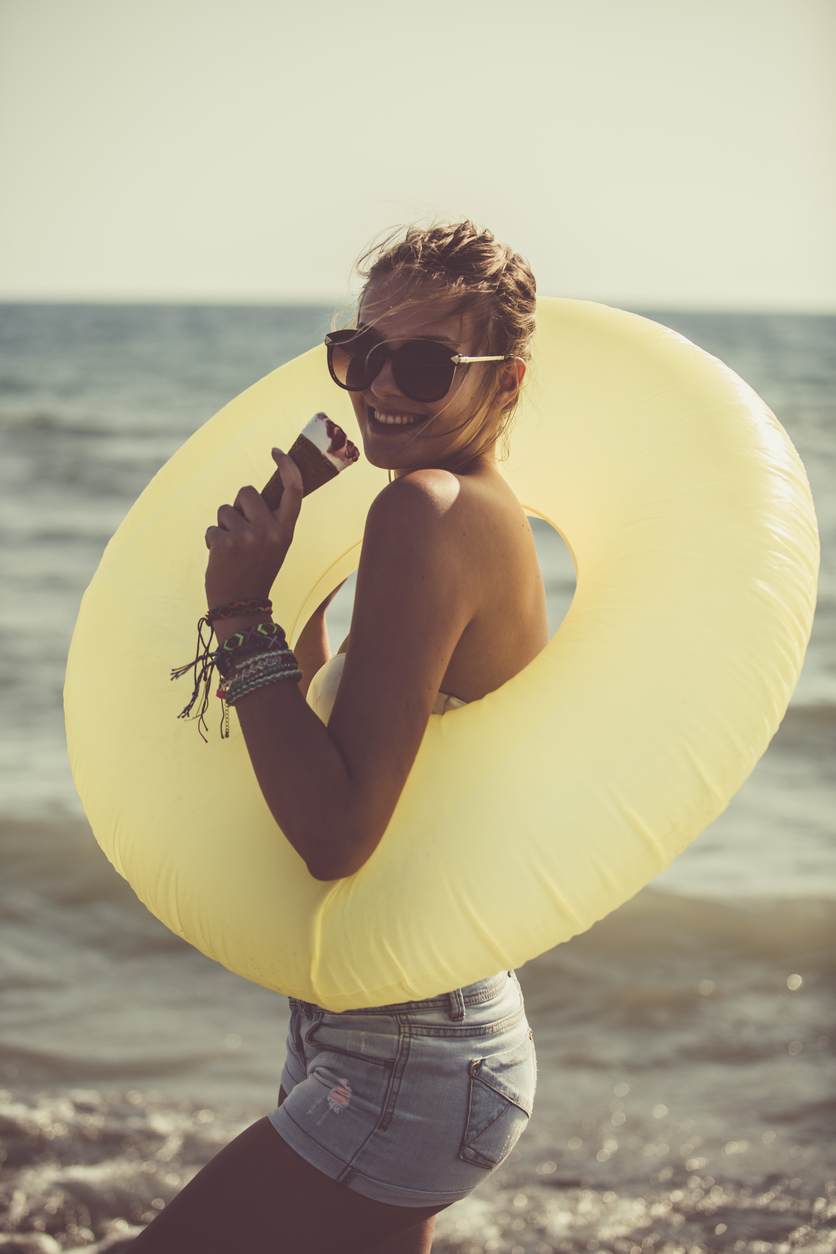 дівчина з кругом та морозивом на фото біля моря