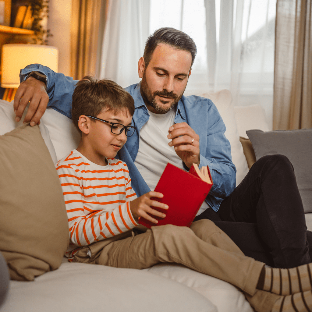 ребенок учится читать