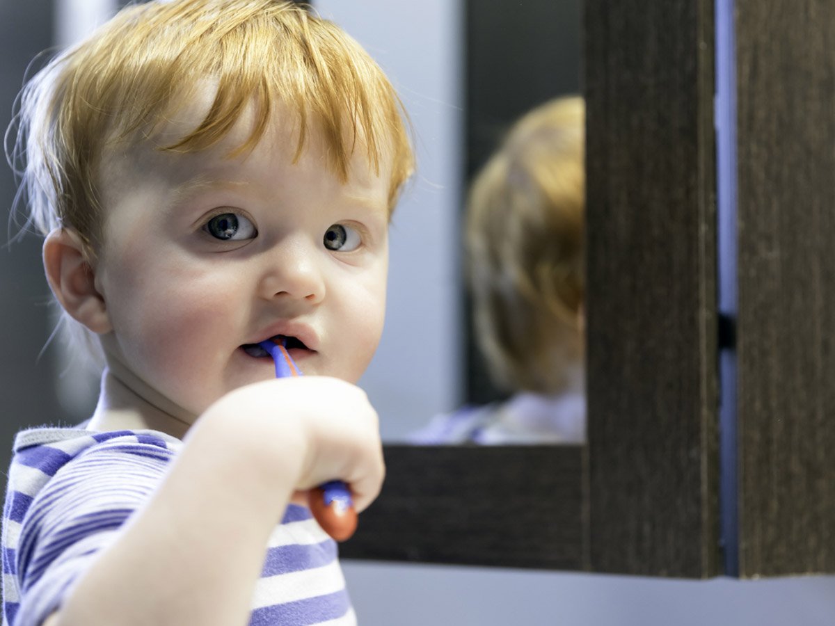Как правильно чистить зубы маленьким детям