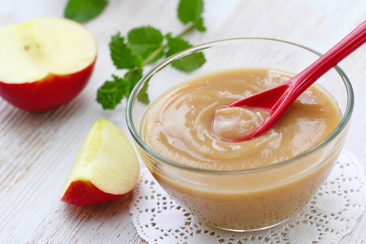 Когда и как вводить яблоки и яблочное пюре в прикорм грудничку?