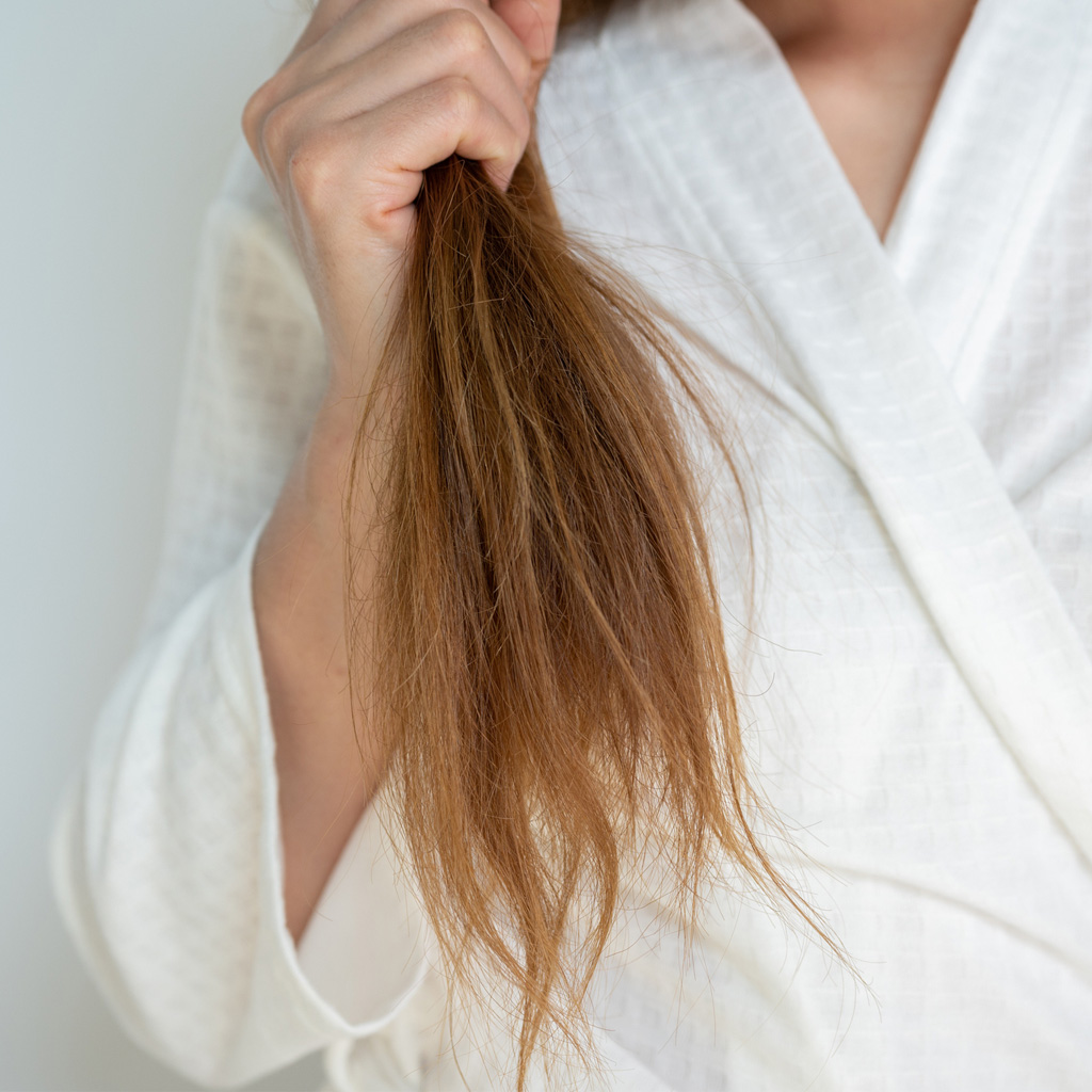 Причини сухості та ламкості волосся