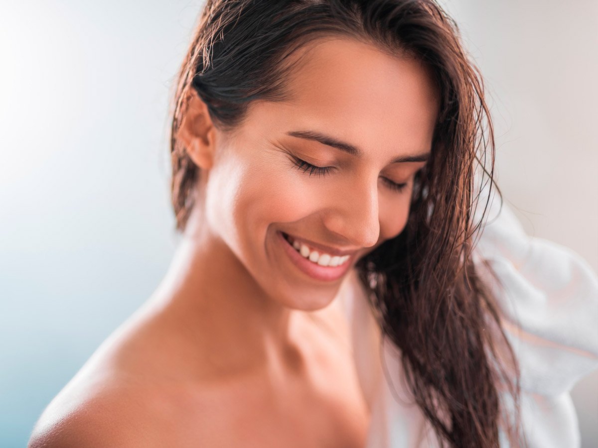 касторовое масло помогает избавиться от шелушения и замедляет выпадение волос