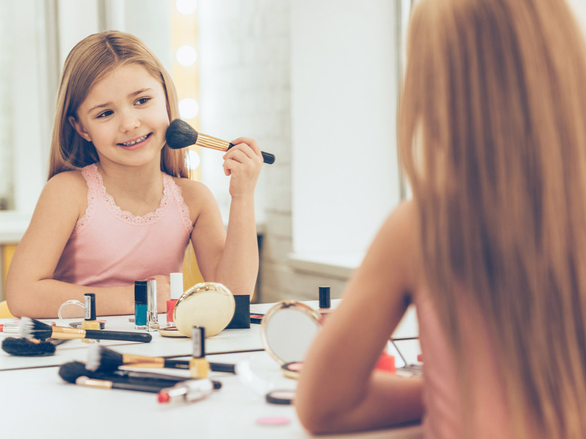 Девочка делает первый макияж