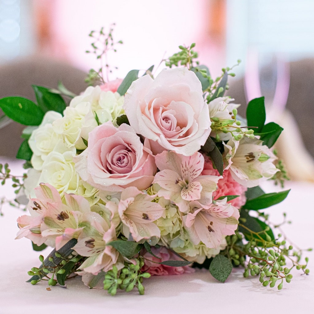 Нежный свадебный букет с розовой альстромерией