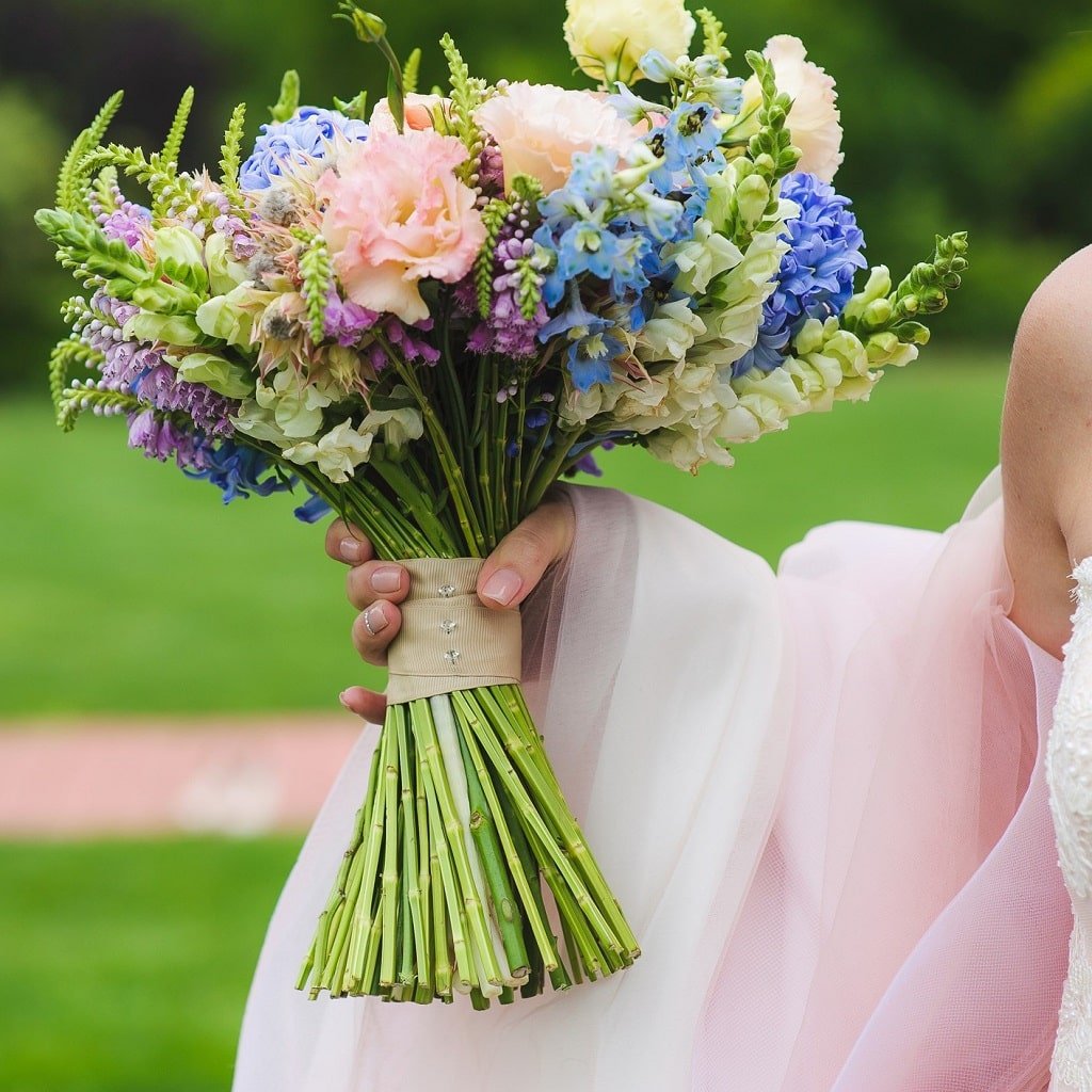 Свадебный букет с сезонными цветами колокольчиками