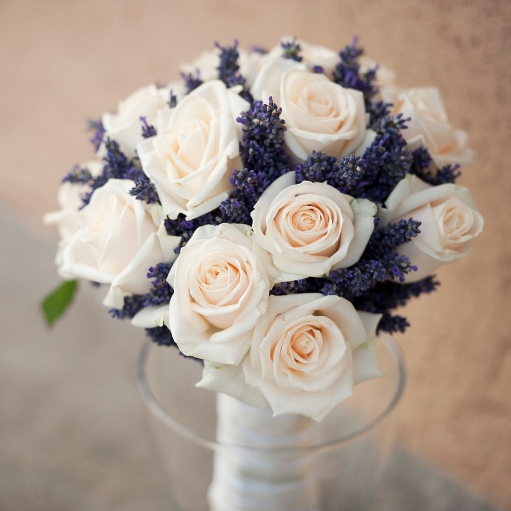 Оригинальный букет для невесты с лавандой и розами