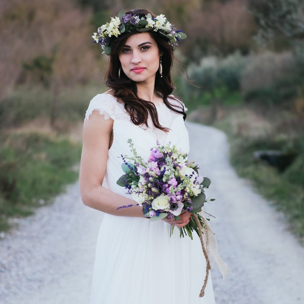 Летний образ невесты с букетом из полевых цветов и венком
