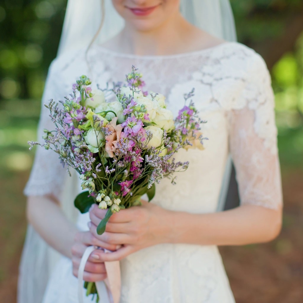 Нежный букет для невесты с полевыми цветами
