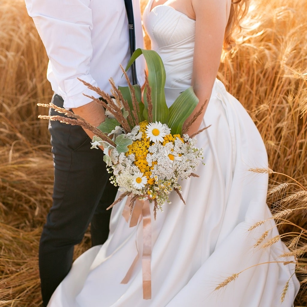 Букет невесты с сезонными полевыми цветами