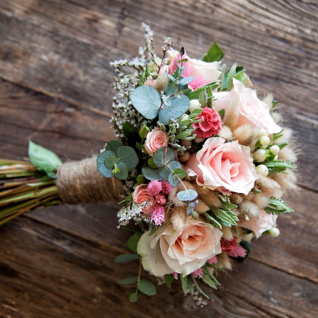 Оригинальный свадебный букет с сухоцветами и розами