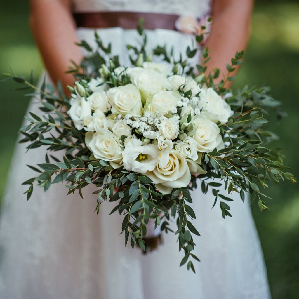 Свадебный букет с белыми розами и эустомами
