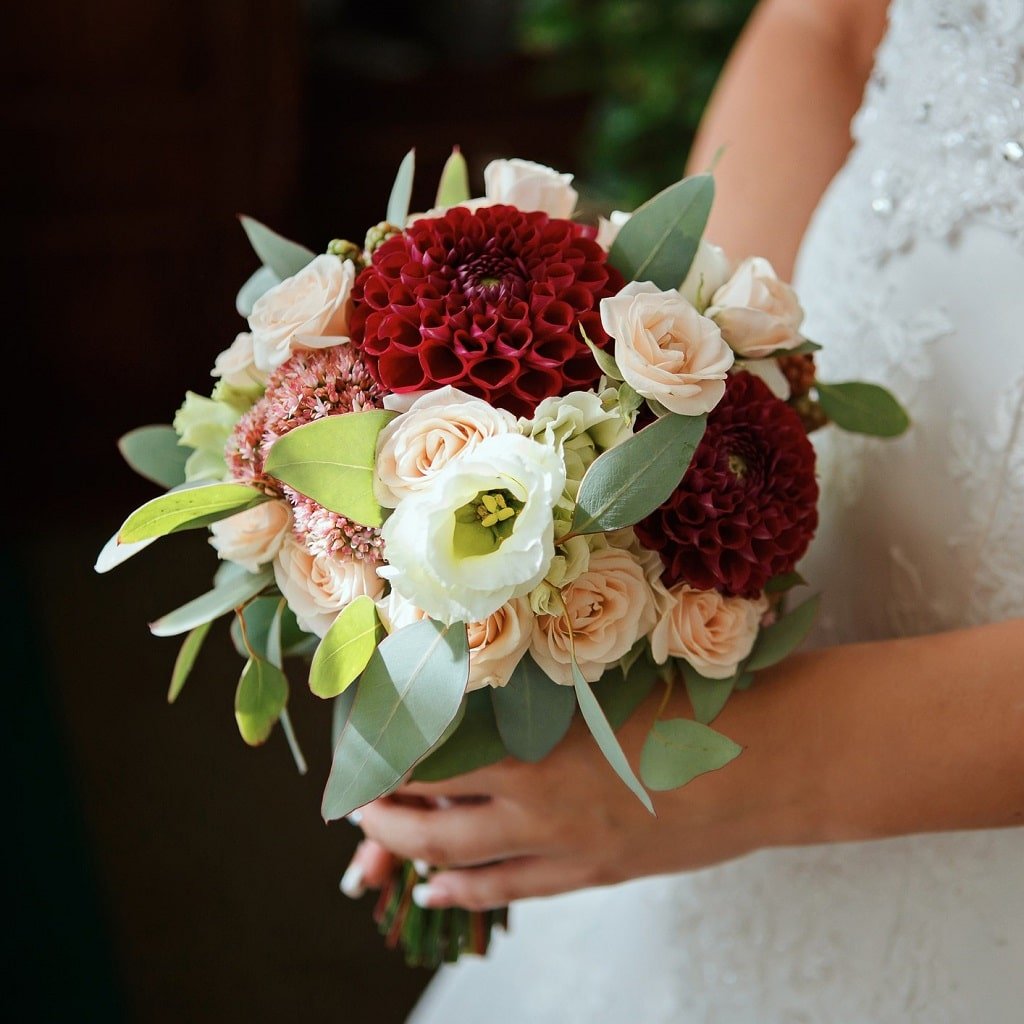 Красивый свадебный букет с розами, эустомами и георгинами