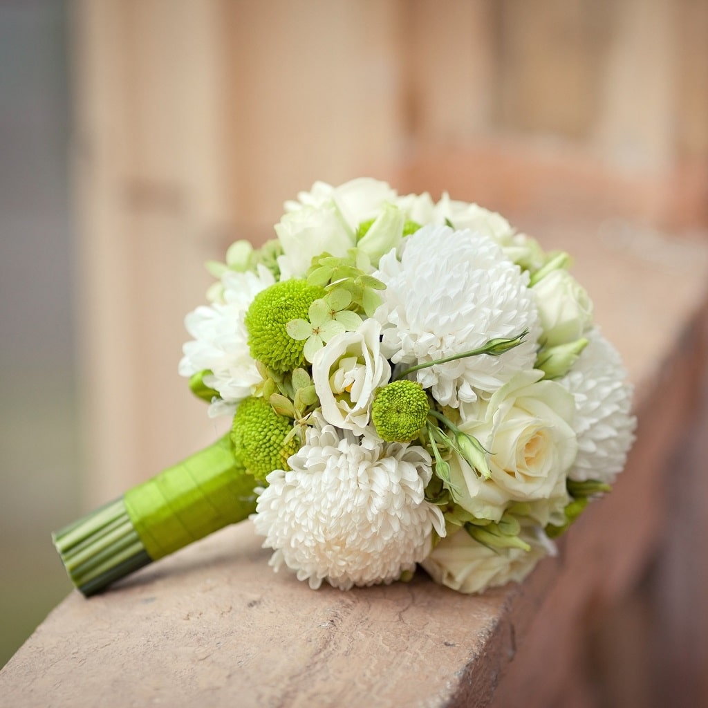 Весільний букет з білими трояндами та жоржинами