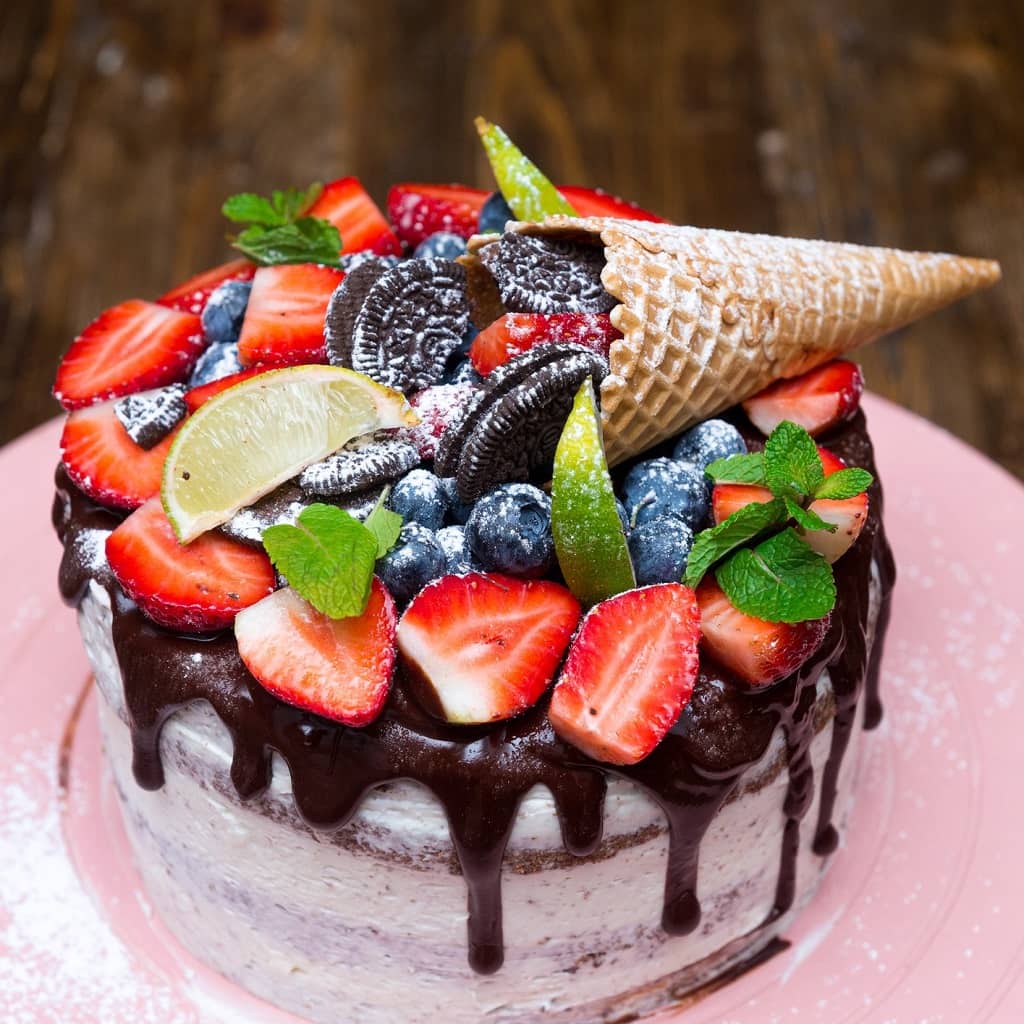 Як прикрасити торт на День народження