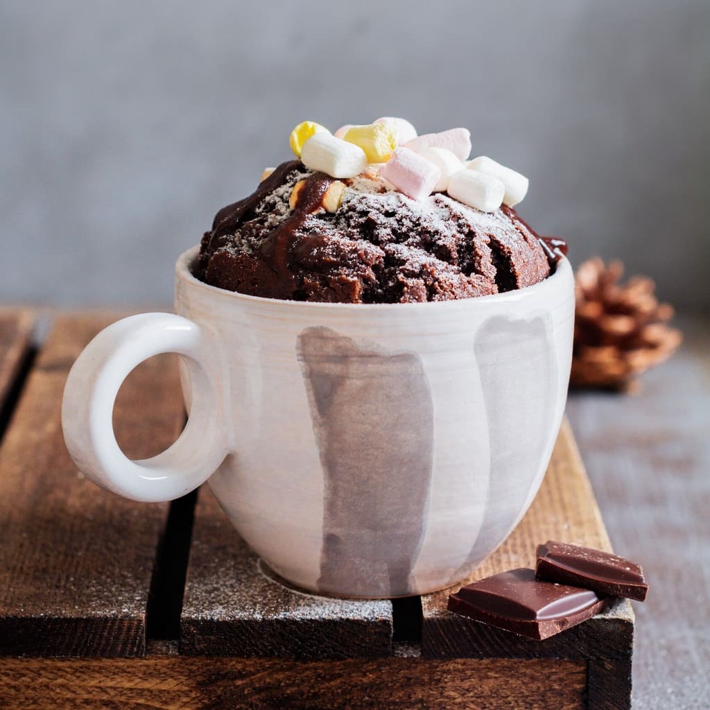 Шоколадний торт у чашці
