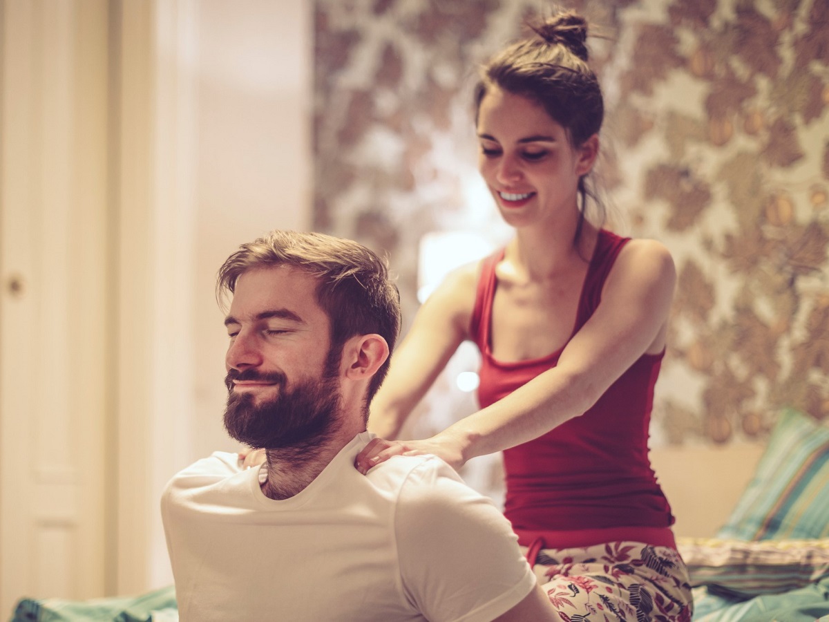 Жінка робить масаж чоловіку