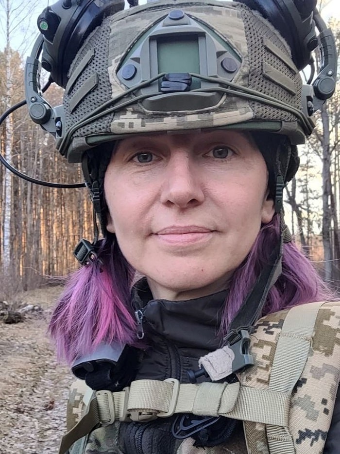 Жінка-військова у шоломі Олена Риж
