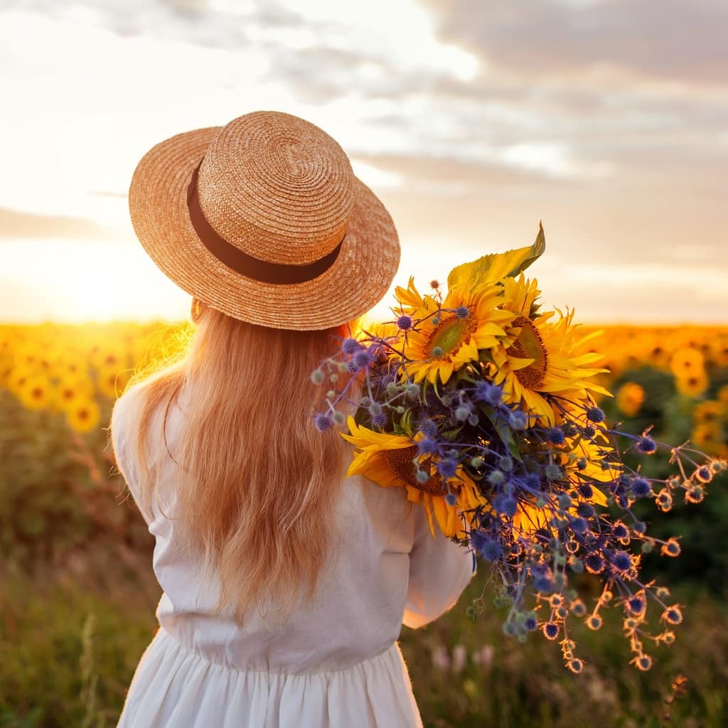 Жінка з квітами у полі