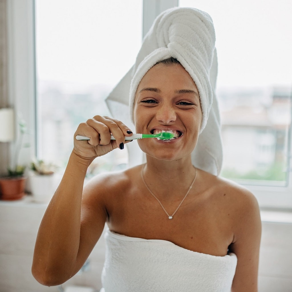 Жінка чистить зуби