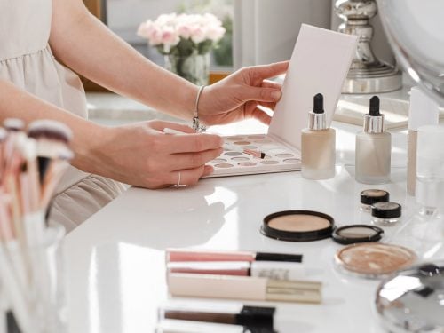 Чи можна користуватися простроченою косметикою?