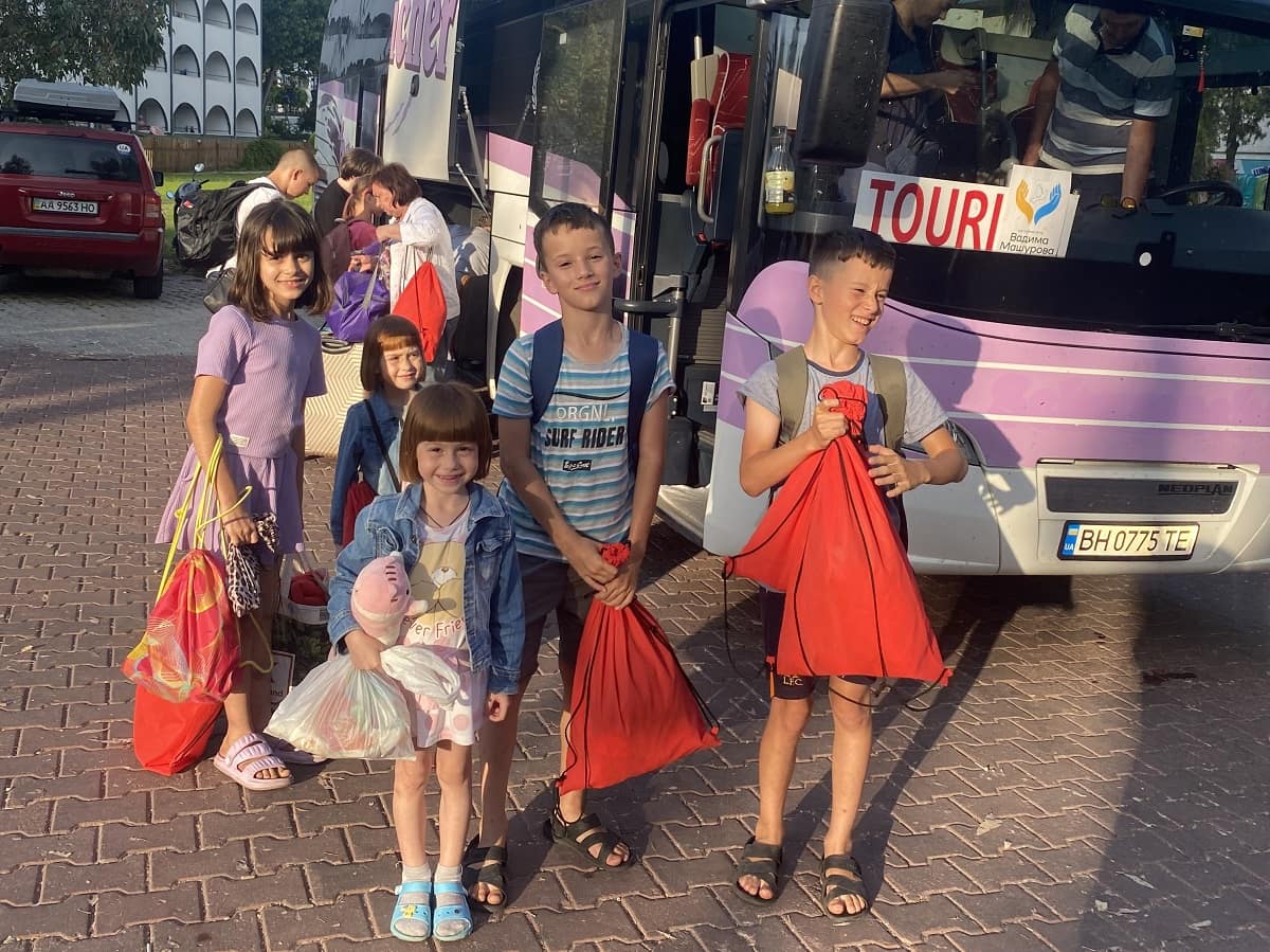 Діти біля автобусу