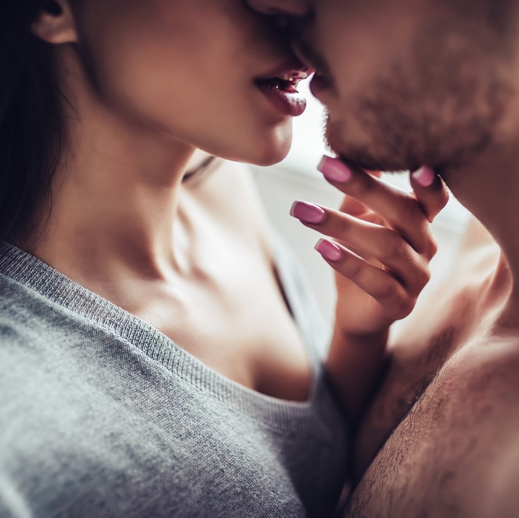 Пара целуется в губы
