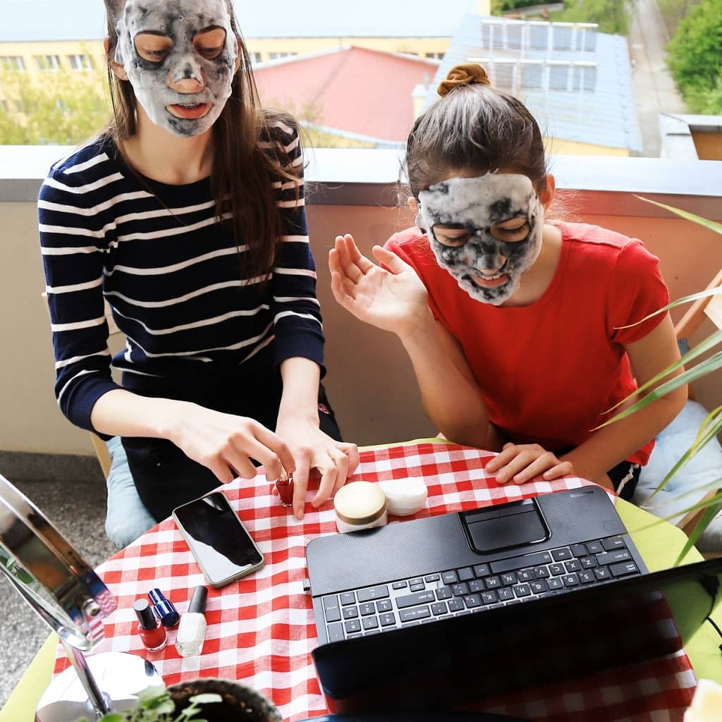 Підлітки роблять маски для обличчя