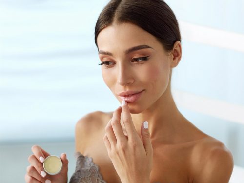 Як правильно доглядати за губами