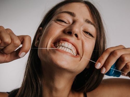 Зубна нитка: як підібрати, як користуватись