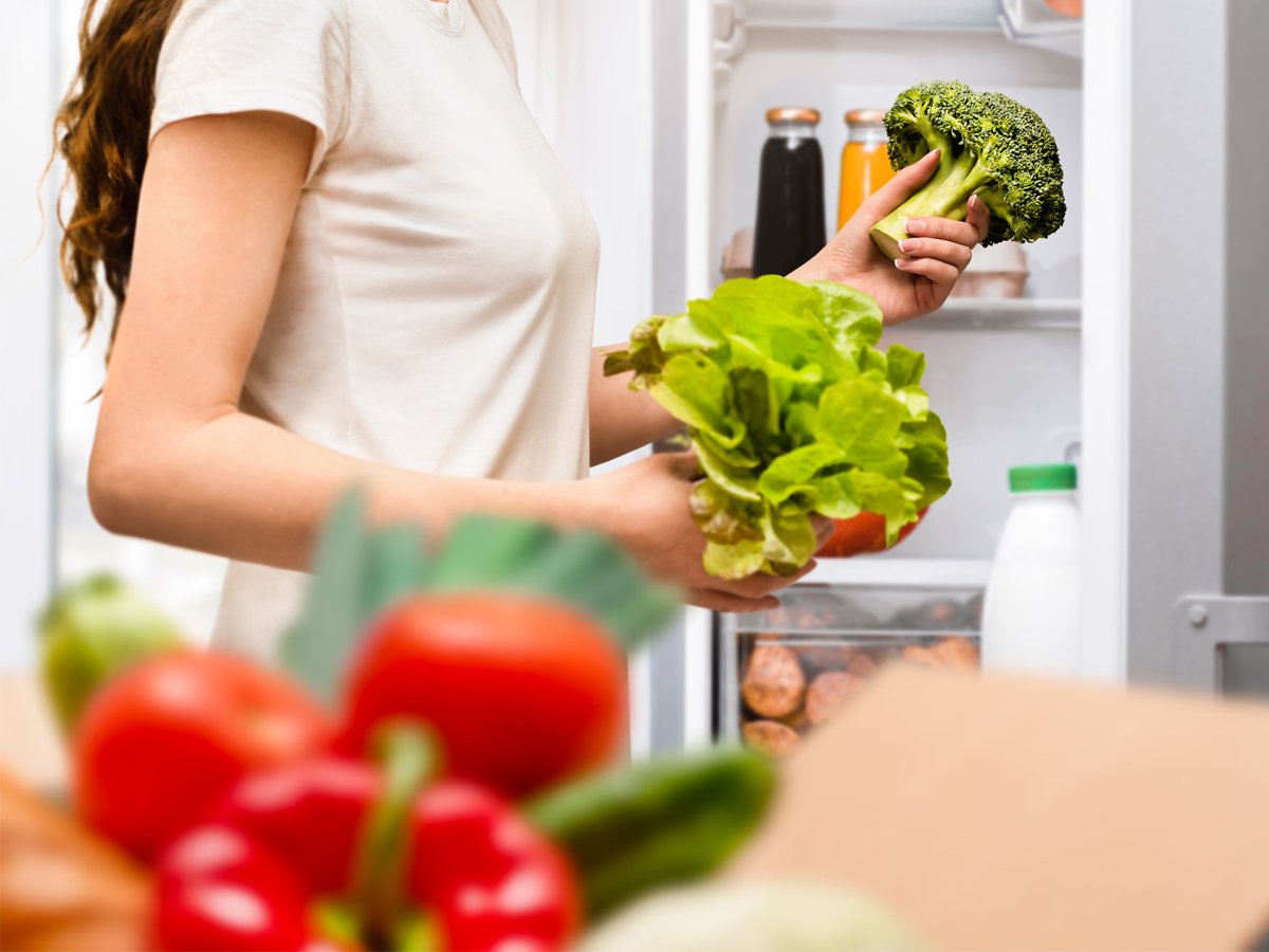 Подовжуємо життя продуктам у холодильнику