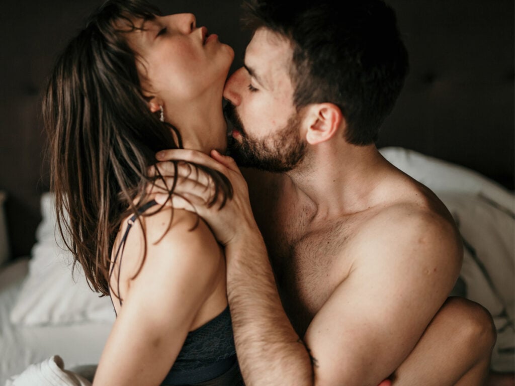 Жыныстық қатынас үшін тас жолда орыс жезөкшесін табыңыз