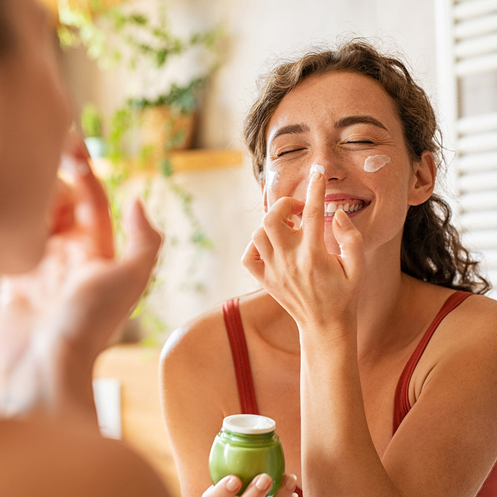 Как правильно наносить крем на лицо и вокруг глаз