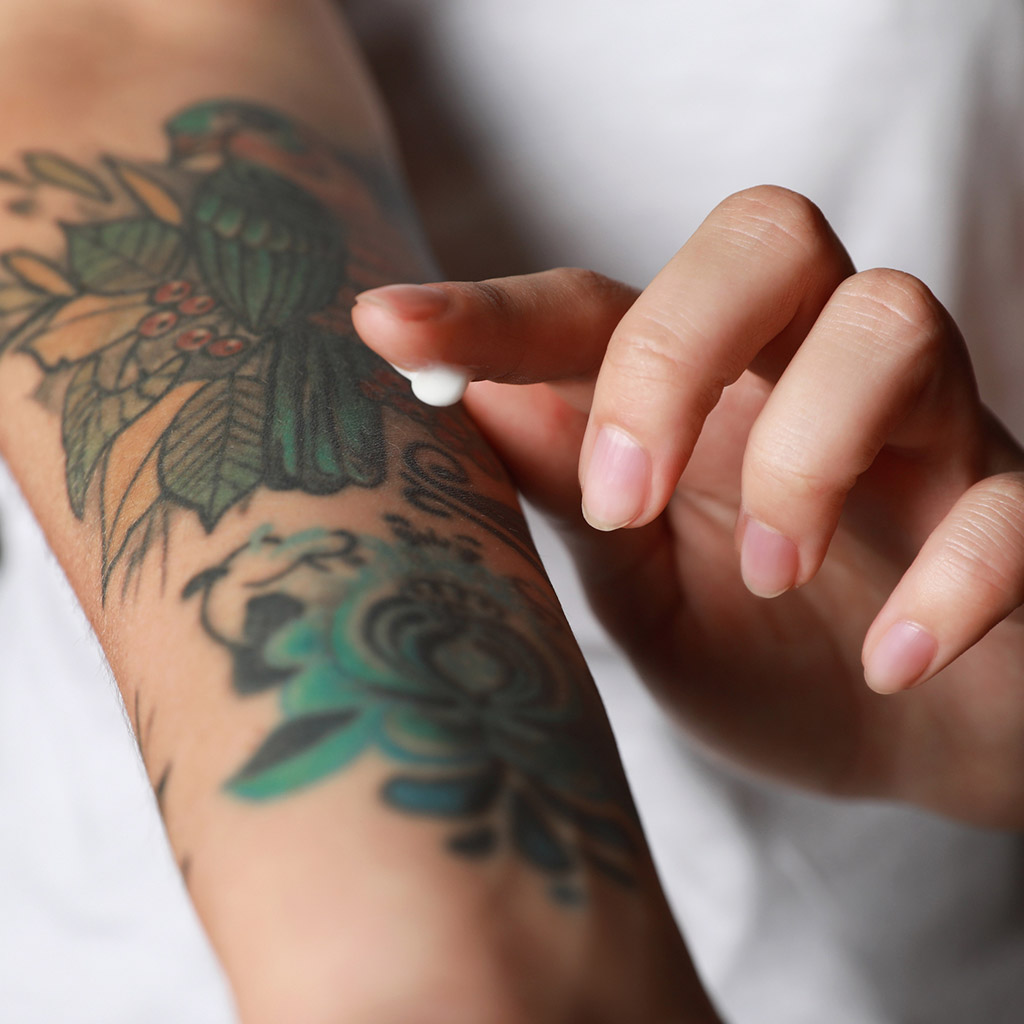 7-Як-наносити-протисонцевий-крем-на-татуювання