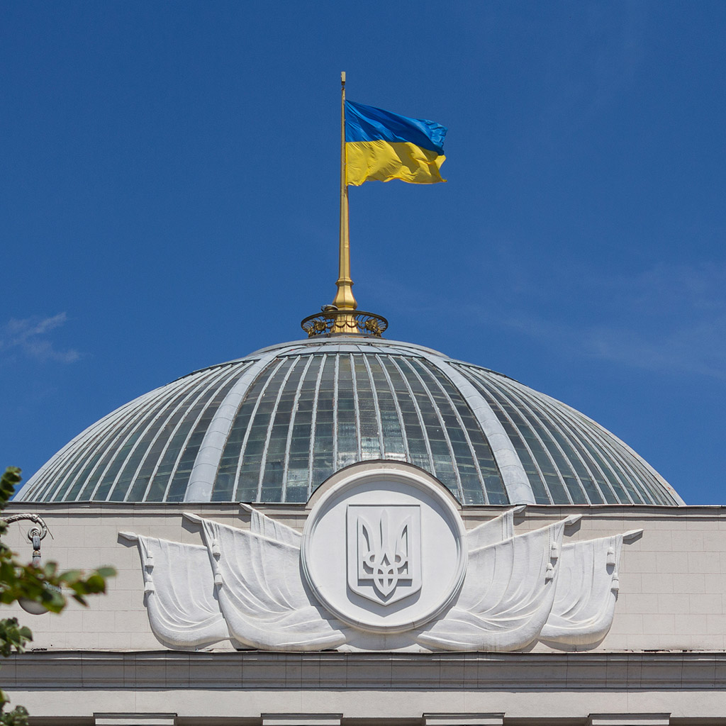 1-Листівки-та-привітання-з-Днем-Конституції-України