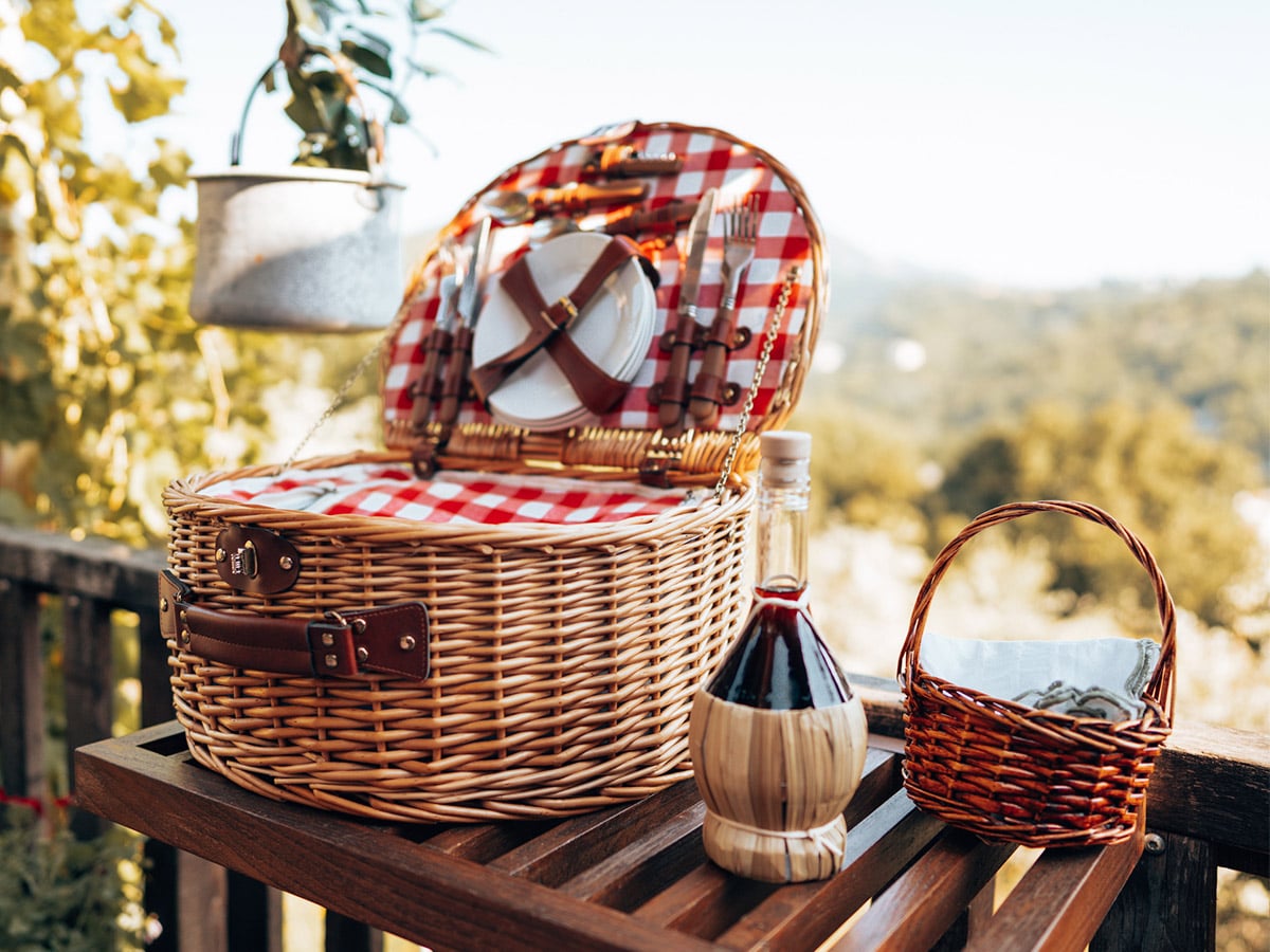 0-Посуд-для-сервірування-столу-на-пікніку-1