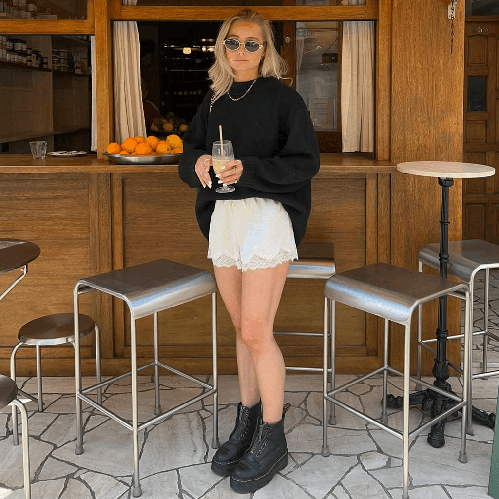 білі шовкові шорти в піжамному стилі