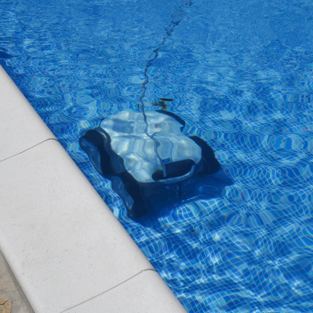 чищення чаші басейну