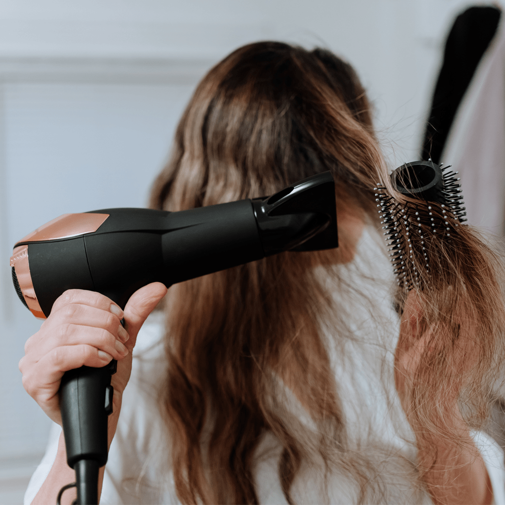 Як правильно сушити волосся феном