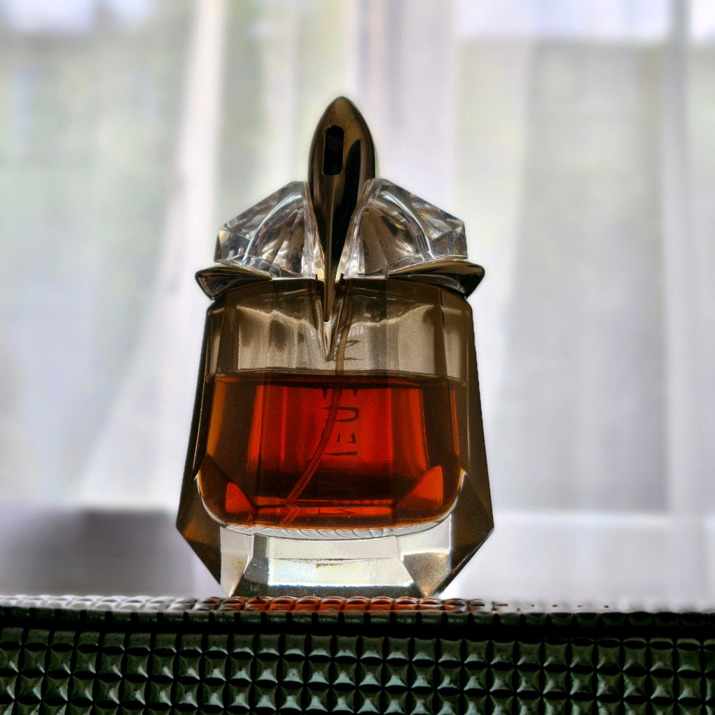 02-Чому-парфуми-можуть-змінювати-колір-у-флаконі