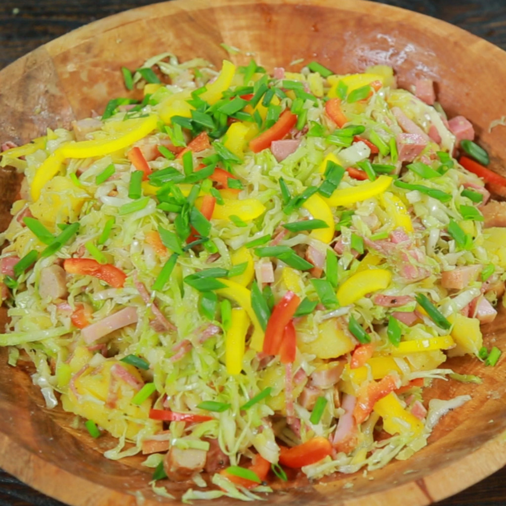 08-Теплий-салат-з-ковбасками,-картоплею-і-капустою