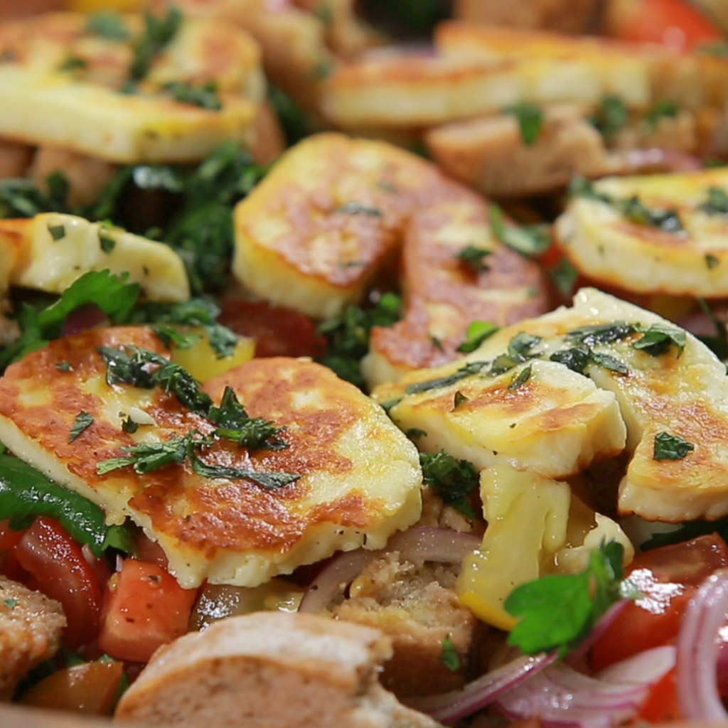 08-Салат-з-помідорами,-хлібом-і-сиром-халумі