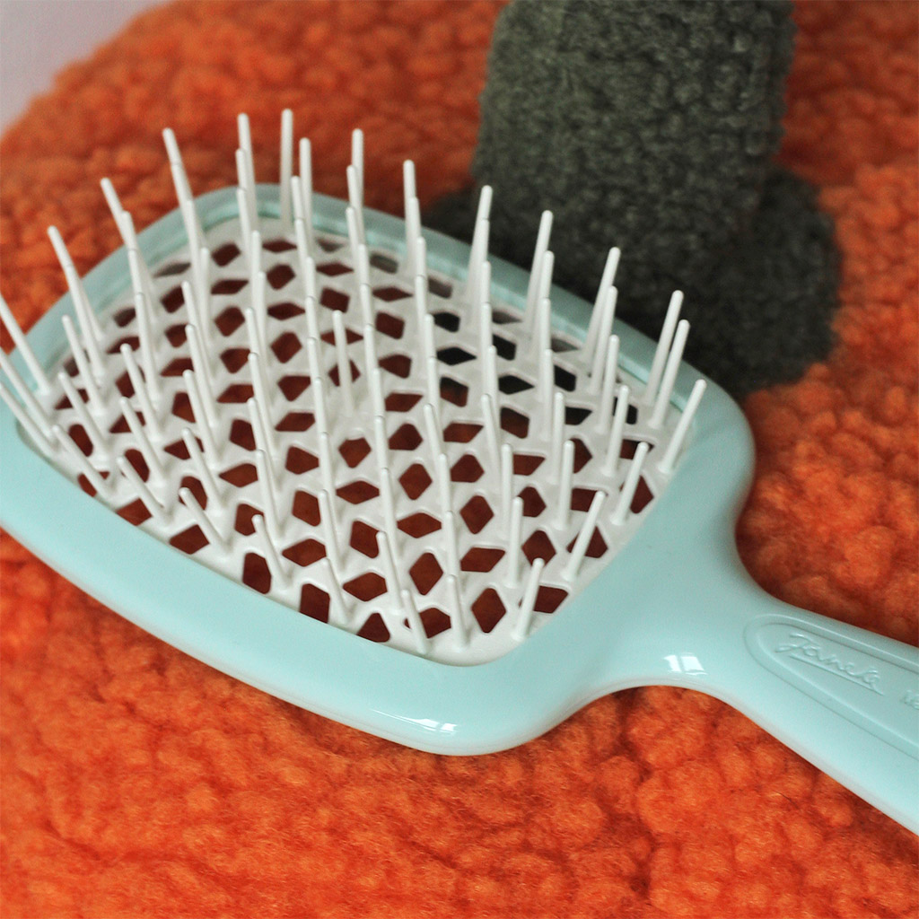 2-Tangle-Teezer-vs-Janeke