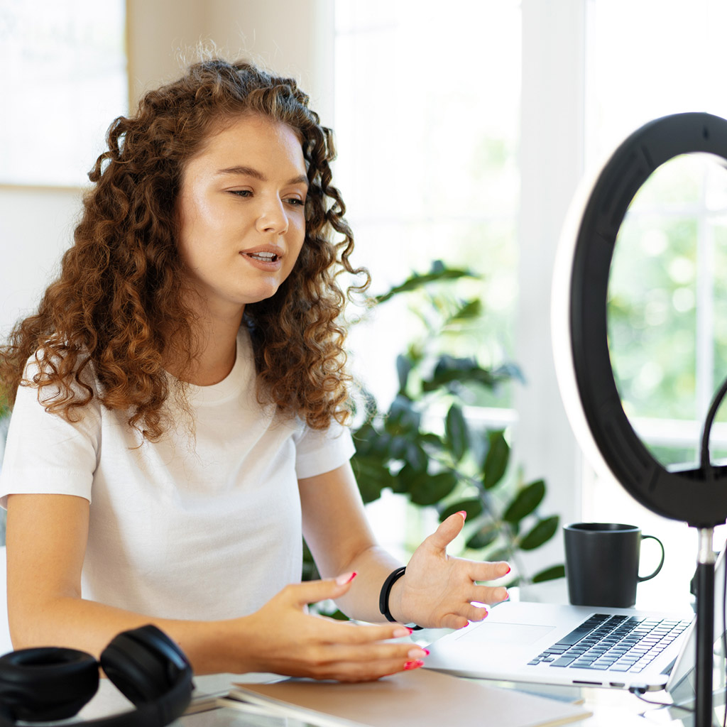 4-5-лайфхаків,-які-допоможуть-мати-гарний-вигляд-під-час-відеодзвінка