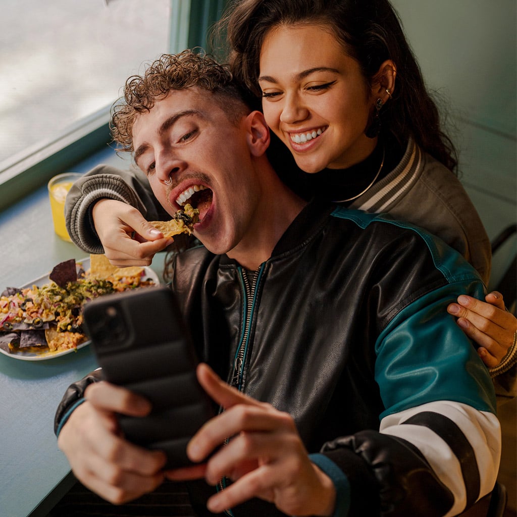 6-Як-зустрічатися-з-хлопцем-інтровертом,-якщо-ти-–-екстраверт