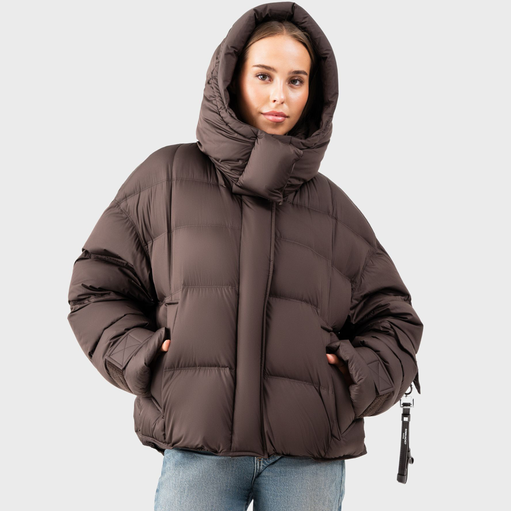 коричневий пуховик