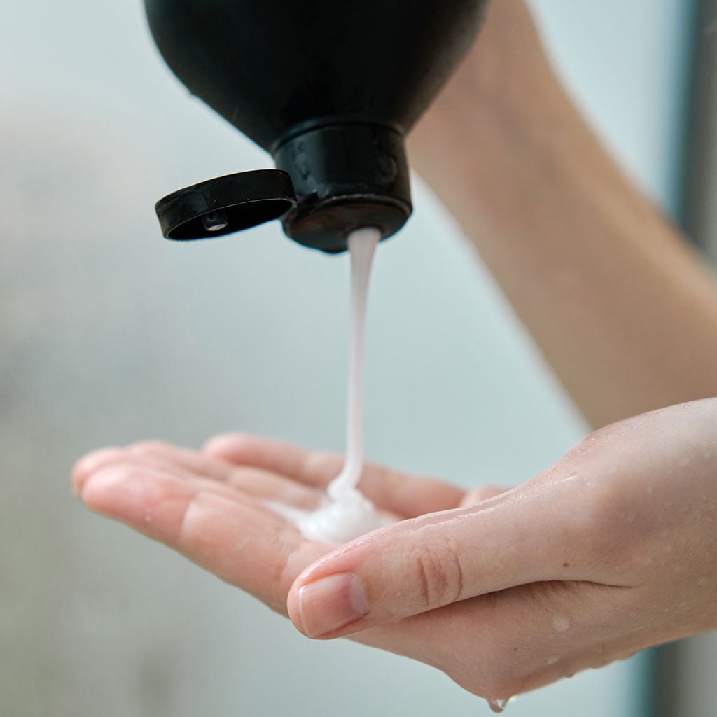 4-Поширені-помилки-в-догляді-за-шкірою-голови,-які-сприяють-появі-лупи